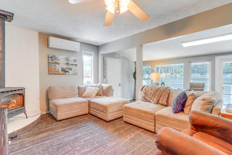 Private Hot Tub: Deer Lake Home w/ Dock Access! House in Washington