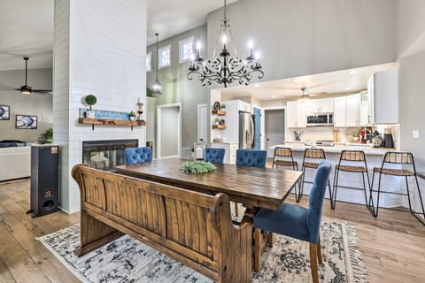 Lakefront Rogers Getaway w/ Hot Tub & Deck! House in Beaver Lake