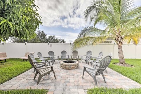 Riverview Abode w/ Large Backyard & Fire Pit! House in Tampa