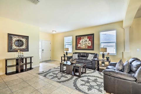 Riverview Abode w/ Large Backyard & Fire Pit! House in Tampa