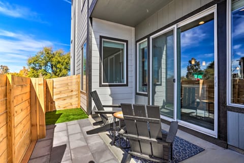 Work, Play & Explore! Townhome 6 Mi to Dtwn Denver Apartment in Commerce City