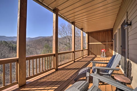 Beautiful Whittier Condo w/ Deck + Mtn Views! Apartment in Swain County