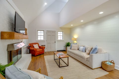 2 Mi to Tims Ford Lake! Cozy Cottage w/ Fireplace House in Tennessee