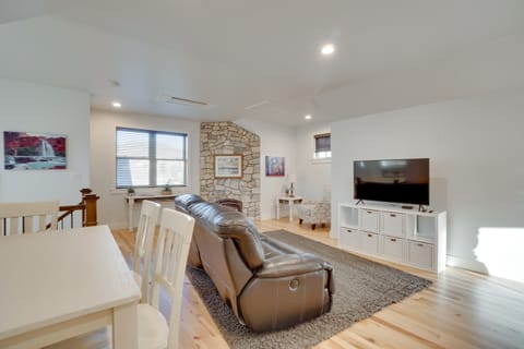 2 Mi to Town: Castle Rock Retreat w/ Fireplace! House in Castle Rock