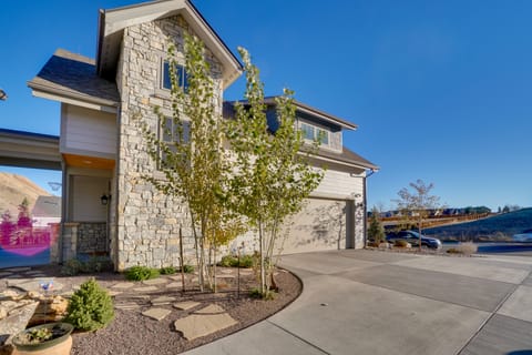 2 Mi to Town: Castle Rock Retreat w/ Fireplace! House in Castle Rock