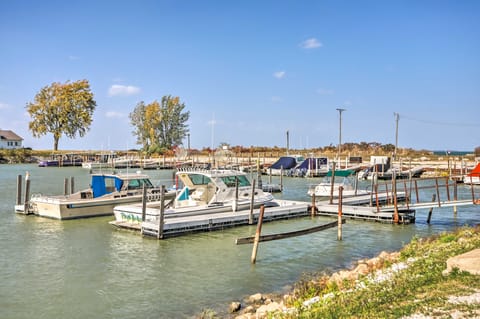 Quaint Couple's Escape: Pool, Near Lake Erie! Apartment in Lake Erie