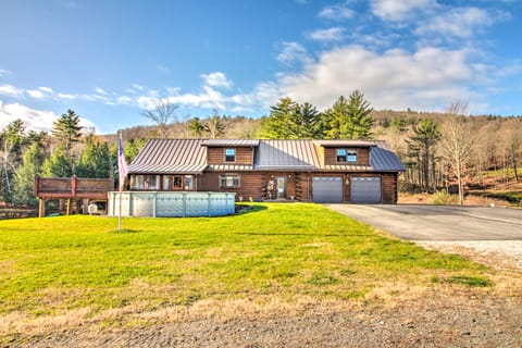 Chic Brandon Cabin w/ Pool, Hot Tub + Sauna! House in Lake Champlain