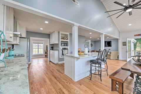 Hot Tub + Dock! Spacious Lakefront Retreat House in Tennessee