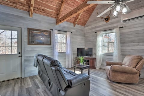 El Dorado Springs Cabin: Near Trails & Parks! House in Ozark Mountains