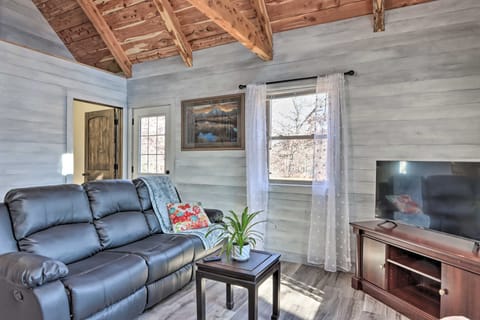 El Dorado Springs Cabin: Near Trails & Parks! House in Ozark Mountains