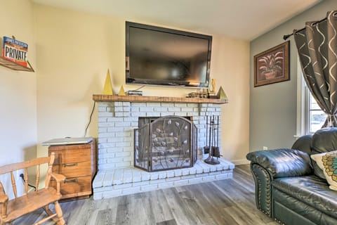 'Hedge House': Just 4 miles to Notre Dame! House in Granger