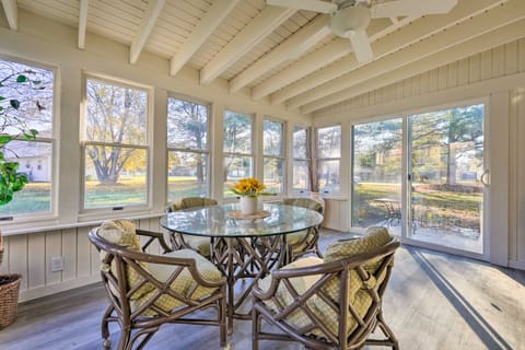 'Hedge House': Just 4 miles to Notre Dame! House in Granger