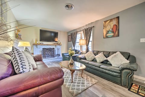 'Hedge House': Just 4 miles to Notre Dame! House in Granger