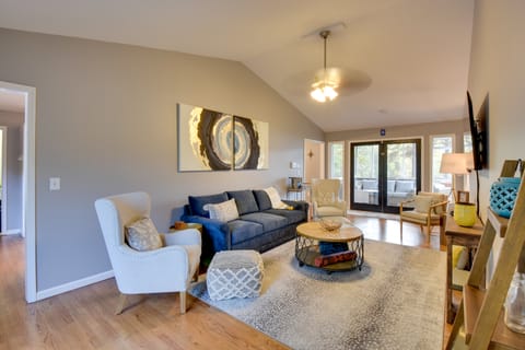 Lakefront Westminster Retreat w/ Boat Dock! House in Lake Hartwell