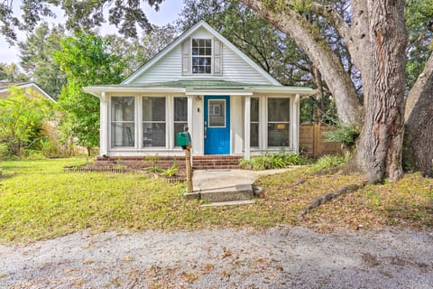 Cozy Home w/ Yard ~ 9 Mi to Dtwn Charleston! House in North Charleston