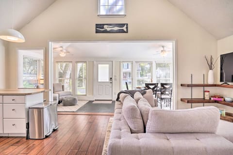 Cozy Home w/ Yard ~ 9 Mi to Dtwn Charleston! House in North Charleston