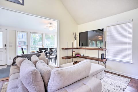 Cozy Home w/ Yard ~ 9 Mi to Dtwn Charleston! House in North Charleston