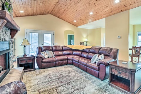 2 Mi to Dale Hollow Lake! Cozy Haven w/ King Suite House in Tennessee