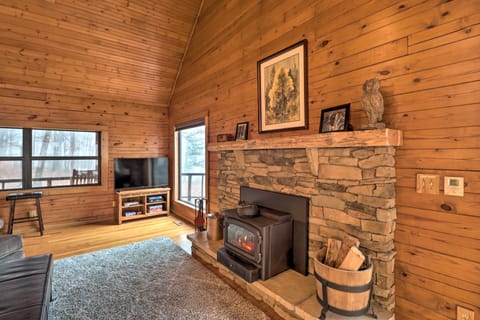 Charming Cabin w/ Hot Tub, Fire Pit & Views! House in Buffalo River