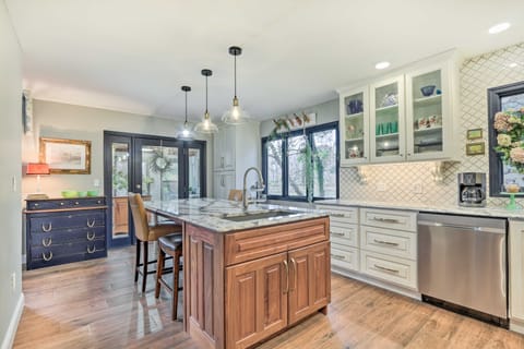 Riverfront Zanesville Getaway w/ Private Bar! House in Ohio