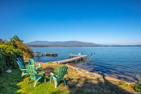 Sagle Lakefront Escape: Private Beach Access! House in Sagle