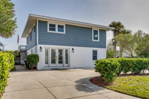 Beachfront Florida Getaway w/ Furnished Deck! House in Fernandina Beach