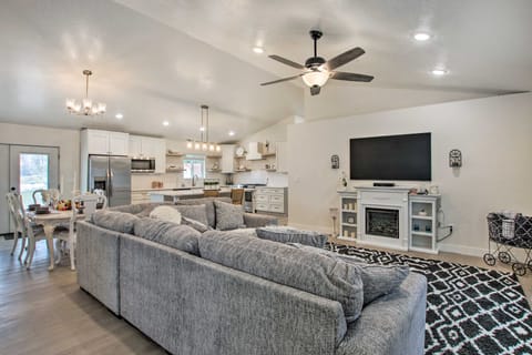 Cozy + Chic Abode ~ 11 Mi to Bloomington Lake House in Idaho