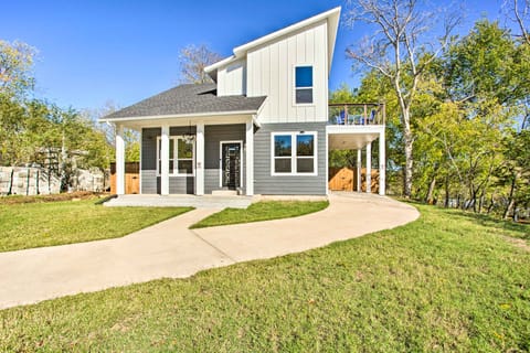 Denison Home w/ Balcony: Walk to Downtown! House in Lake Texoma