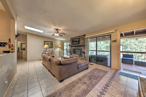 All-Season Alto Getaway w/ Fire Pit & Deck! Apartment in Alto