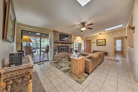 All-Season Alto Getaway w/ Fire Pit & Deck! Apartment in Alto