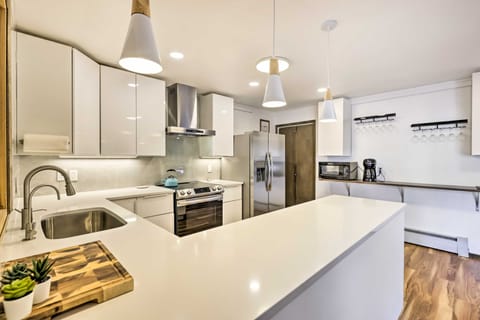 7 Mi to Skiing! Mtn-View Hot Tub Haven in Frisco House in Frisco