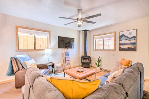 Near Hiking & Main St! Mtn-View Red River Retreat Apartment in Red River