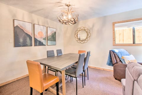 Near Hiking & Main St! Mtn-View Red River Retreat Apartment in Red River