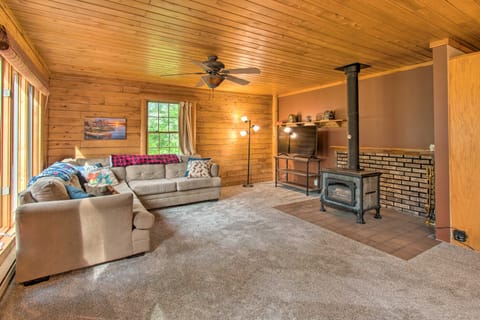 Cozy Riverfront Getaway: Fishing On-Site! House in Illinois