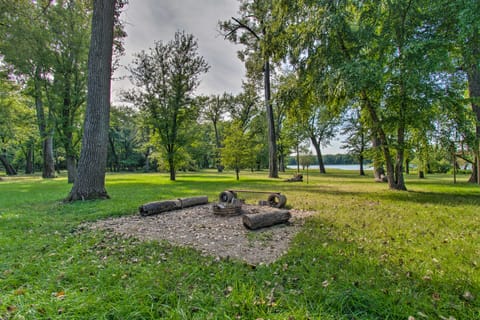 Cozy Riverfront Getaway: Fishing On-Site! House in Illinois