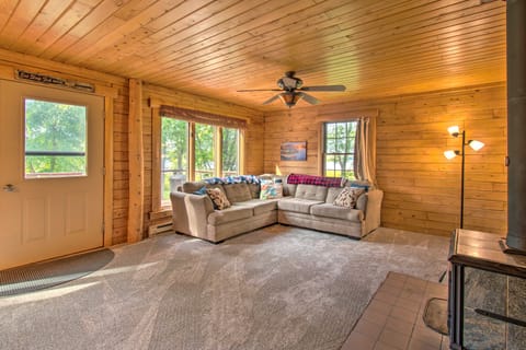 Cozy Riverfront Getaway: Fishing On-Site! House in Illinois