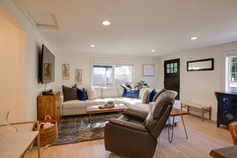 Cozy Coeur d'Alene Getaway w/ Fire Pit, Near Dtwn House in Coeur dAlene