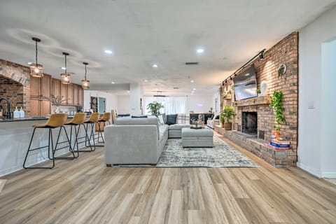 Private Pools & Hot Tubs: Luxe Brandon Oasis! House in Brandon