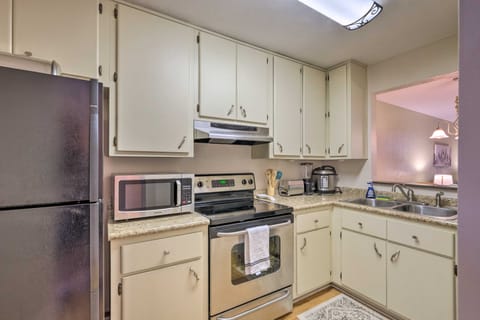 Cozy Condo ~ 5 Mi to University of Florida! Apartment in Gainesville
