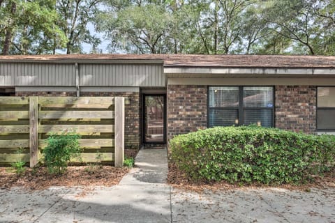 Cozy Condo ~ 5 Mi to University of Florida! Apartment in Gainesville