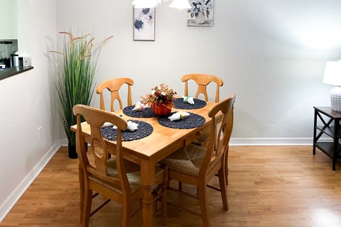 Cozy Condo ~ 5 Mi to University of Florida! Apartment in Gainesville