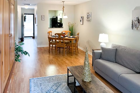 Cozy Condo ~ 5 Mi to University of Florida! Apartment in Gainesville