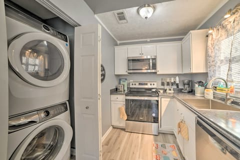 1/2 Mi to Fort Campbell: 'State Line Retreat' House in Clarksville