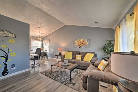 1/2 Mi to Fort Campbell: 'State Line Retreat' House in Clarksville