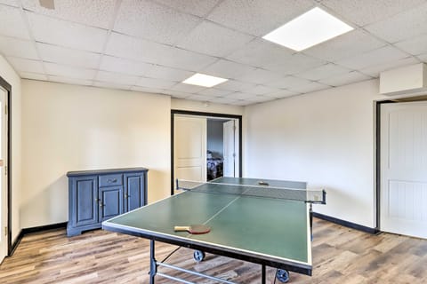 Deck & Game Room: Blue Ridge Mountain Cabin! House in Tennessee