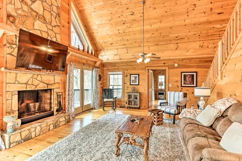 Deck & Game Room: Blue Ridge Mountain Cabin! House in Tennessee