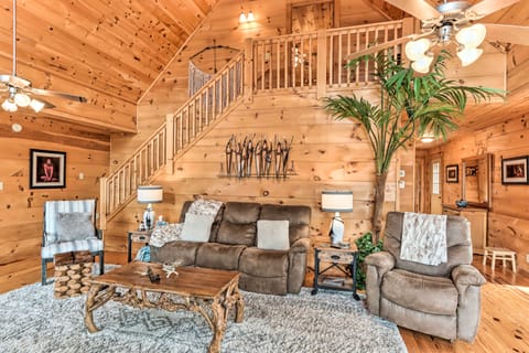 Deck & Game Room: Blue Ridge Mountain Cabin! House in Tennessee