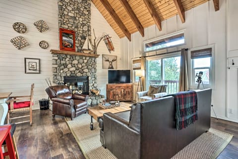 Lovely Lake Arrowhead Cabin w/ Furnished Deck House in Lake Arrowhead