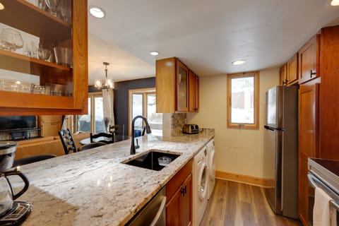 Charming Vail Condo w/ Patio & Mountain Views Apartment in Vail