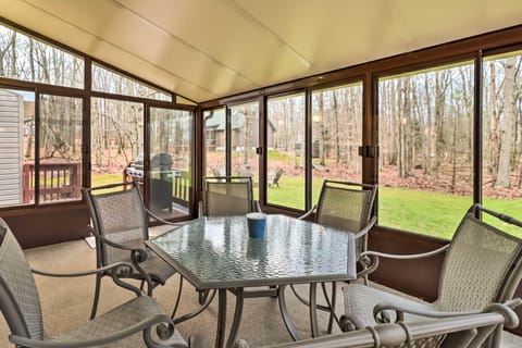 Near Big Boulder Mtn: Cabin w/ Furnished Deck House in Tunkhannock Township